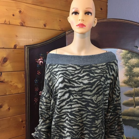 Cy Fashion Tops - Woman's Grey Zebra Oversized L/S Sweater Sz. L